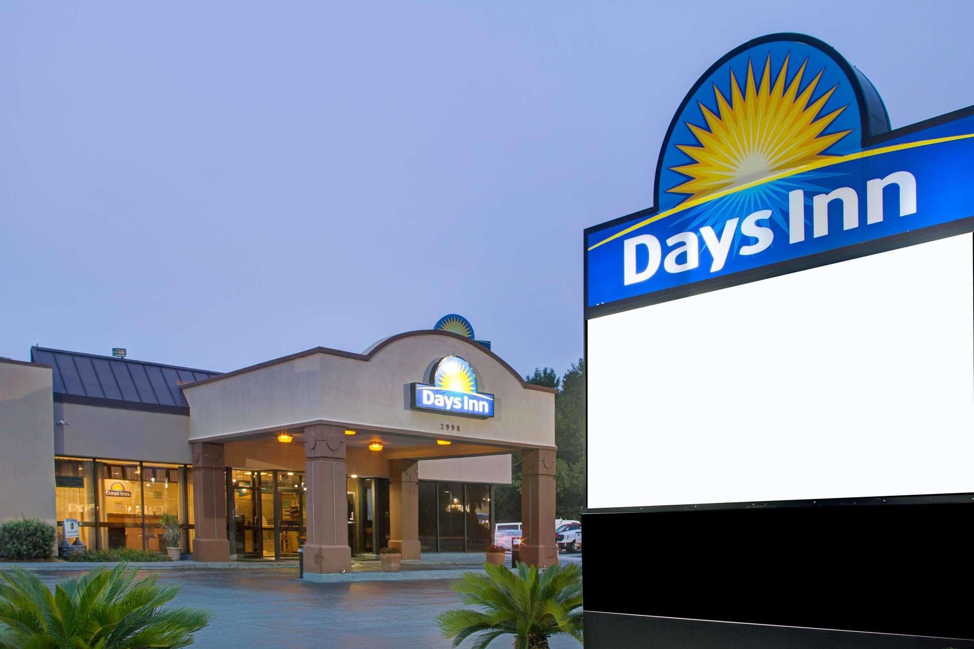 Days Inn & Suites By Wyndham Charleston Airport West North Charleston Exteriör bild